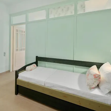 Red Queen فيلة Sfakerá