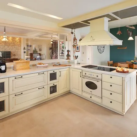 فيلة Red Queen Sfakerá