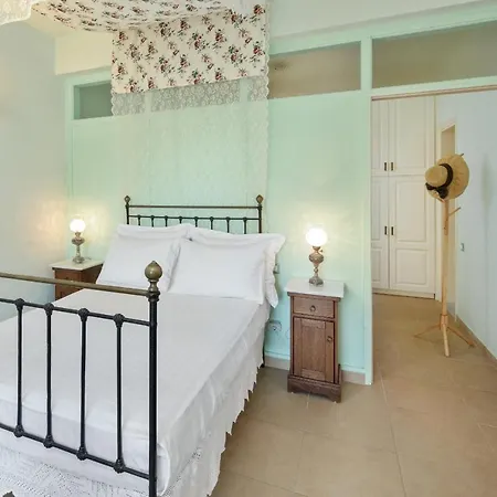 Villa Red Queen