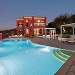 Villa Red Queen Szfakerá